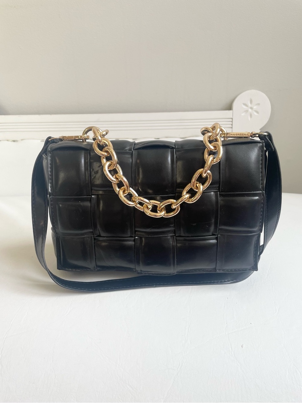BLACK WOVEN FAUX LAMBSKIN BAG CHUNKY GOLD CHAIN LINK & REMOVABLE SHOULDER STRAP